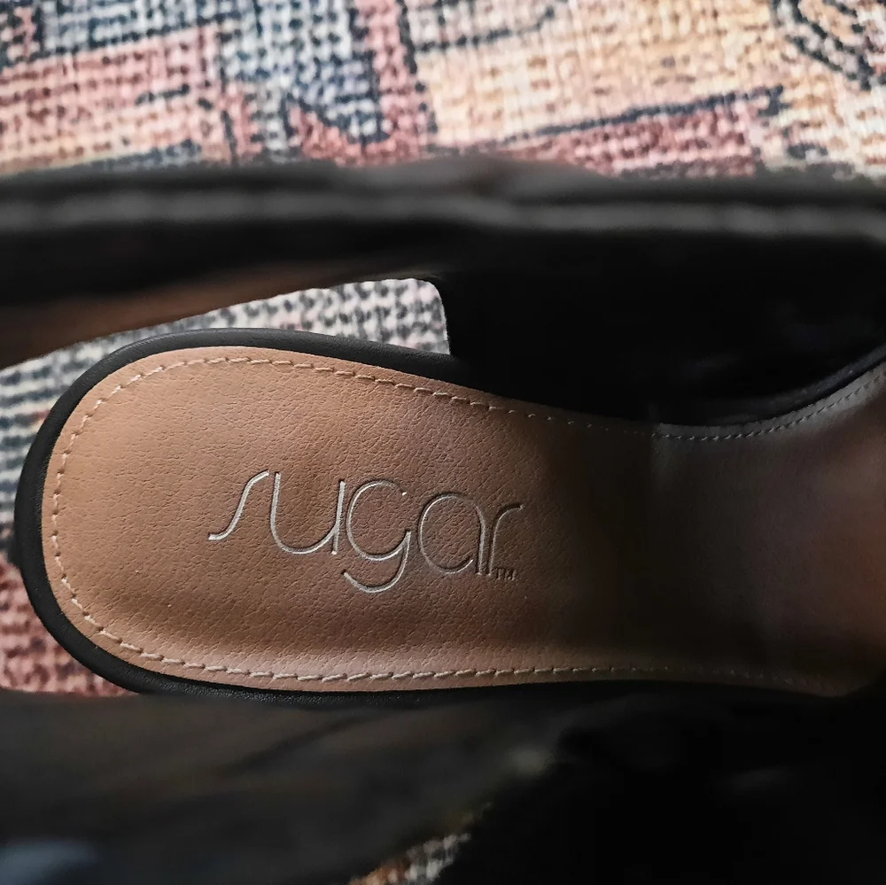 LIKE NEW! Black block heel size 8M Sugar brand - Picture 7 of 9